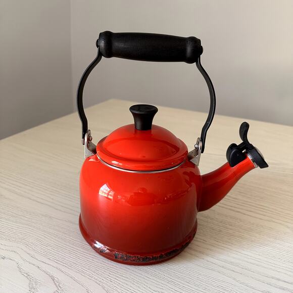 Le Creuset Whistling Tea Kettle 1.25 Quarts 1.1L Teapot Red Enamel - Picture 1 of 9